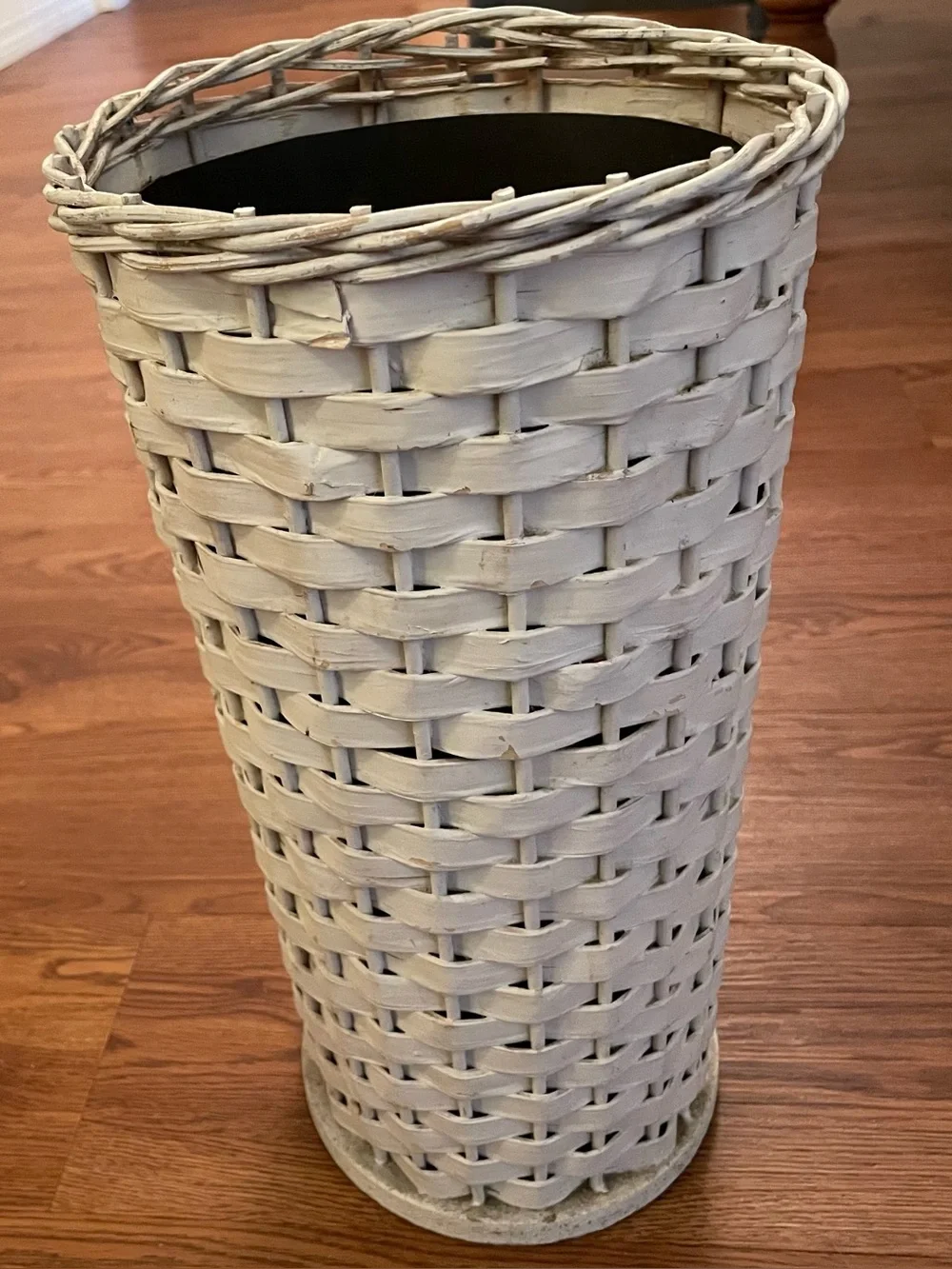 Vintage Metal Lined Flower/Plant Basket Farmhouse Cottage Rustic White 14”x8”